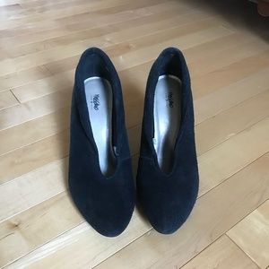 Black leather suede pumps